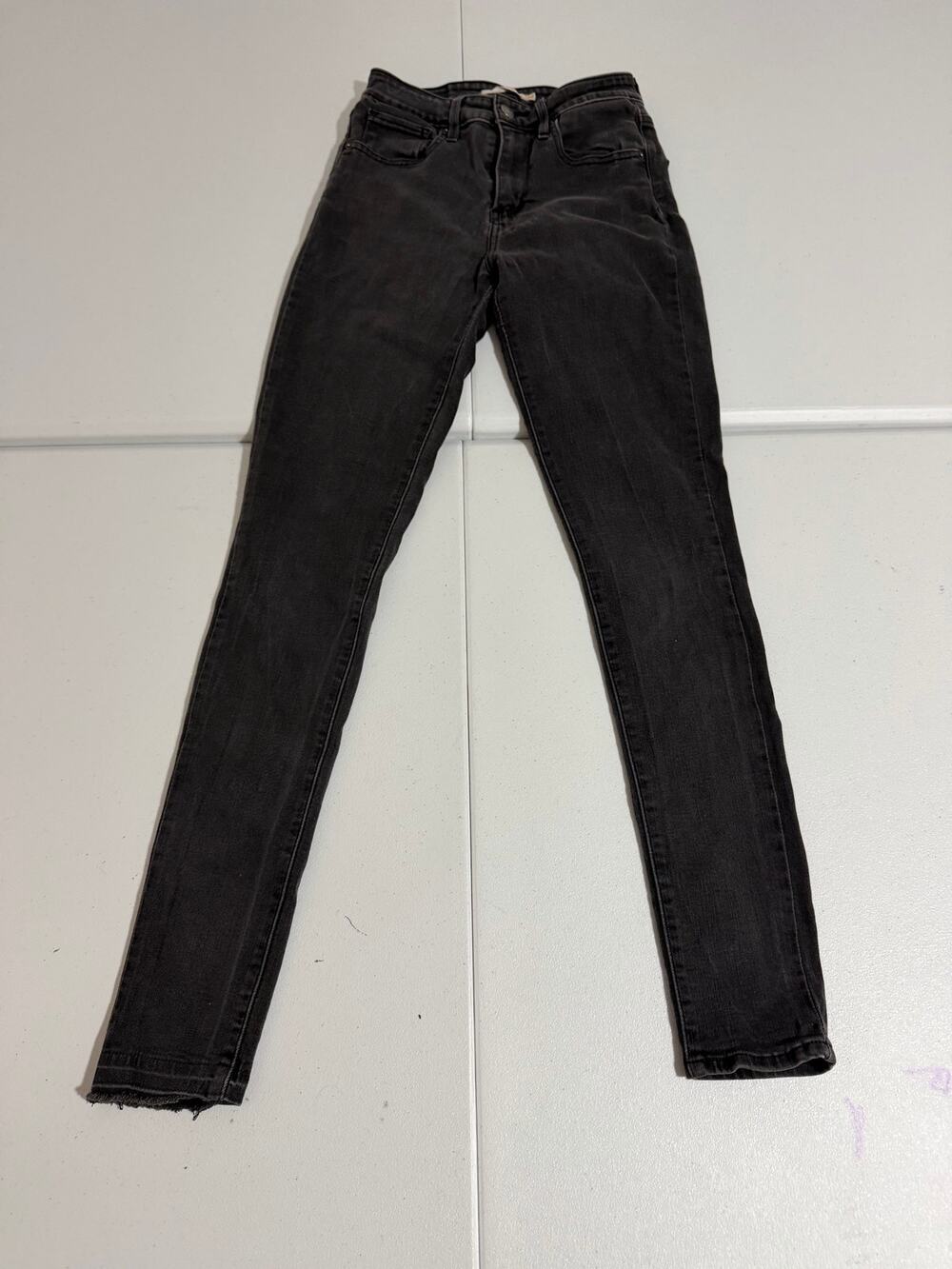 Levi’s 721 High Rise Skinny Jeans Women’s Size 26 Black Faded Raw Hem Stretch